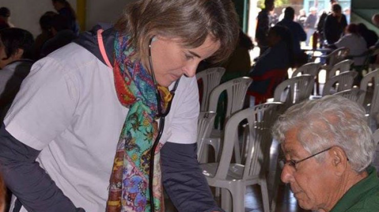 Asistencia médica gratuita a pacientes con enfermedades crónicas